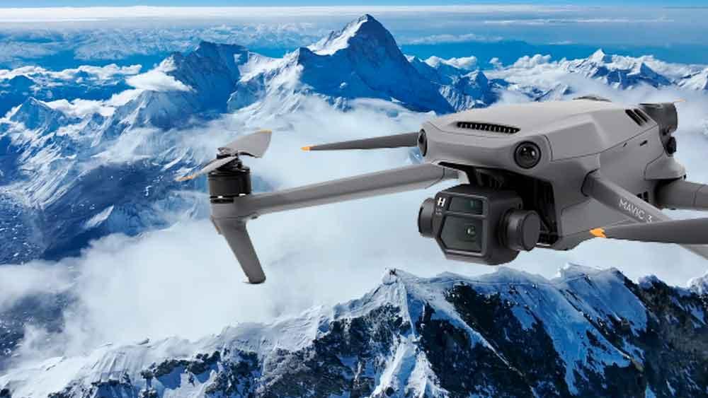 Dron mavic 3 vuela encima del Monte Everest