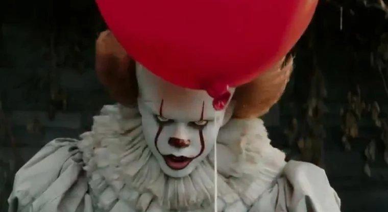 Globos rojos invaden las coladeras de la ciudad antes del estreno de IT